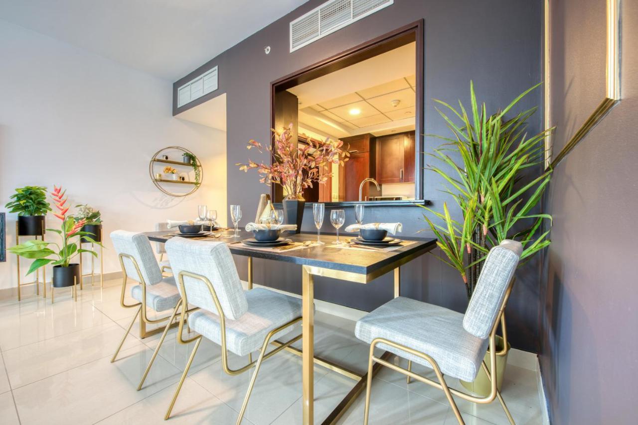 Maison Privee - Radiant Urban Retreat With Iconic Burj Khalifa Vws Dubai Esterno foto
