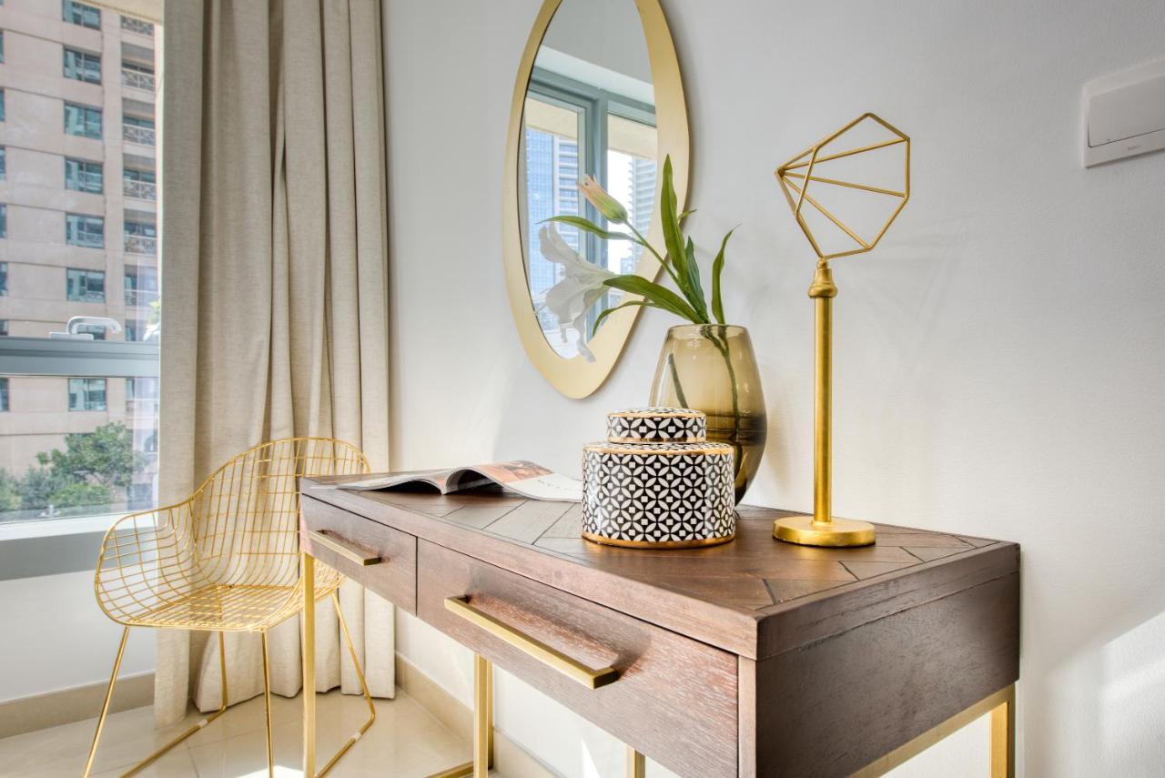 Maison Privee - Radiant Urban Retreat With Iconic Burj Khalifa Vws Dubai Esterno foto